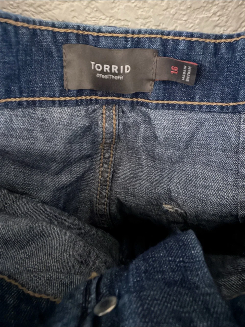 Torrid Baggy High Rise Tie Belt Lightweight Denim Short Size 16- 4.5